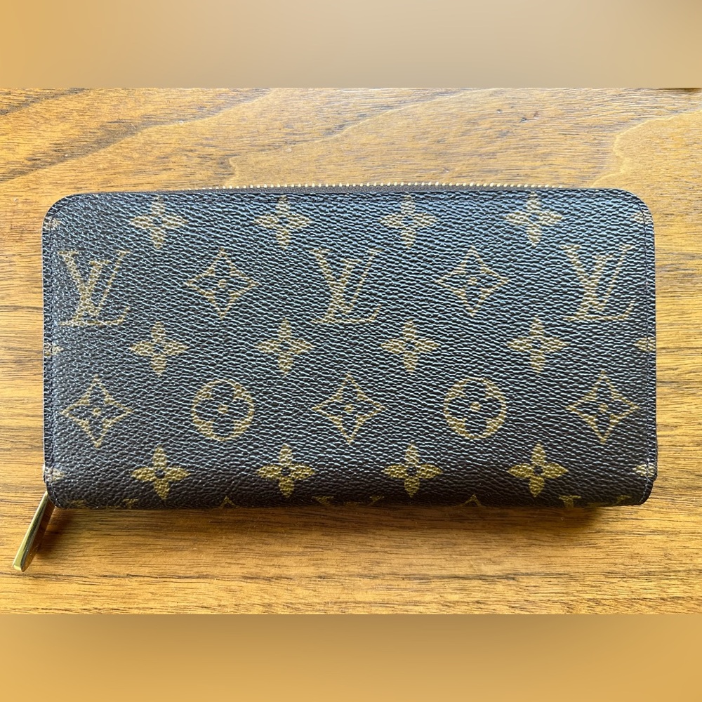 Authentic Louis Vuitton Zippy Wallet